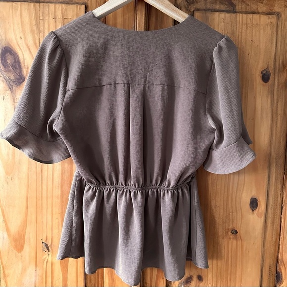 Monteau Los Angeles Taupe Peplum Blouse Ruffle Short Sleeve - Medium - Picture 2 of 6